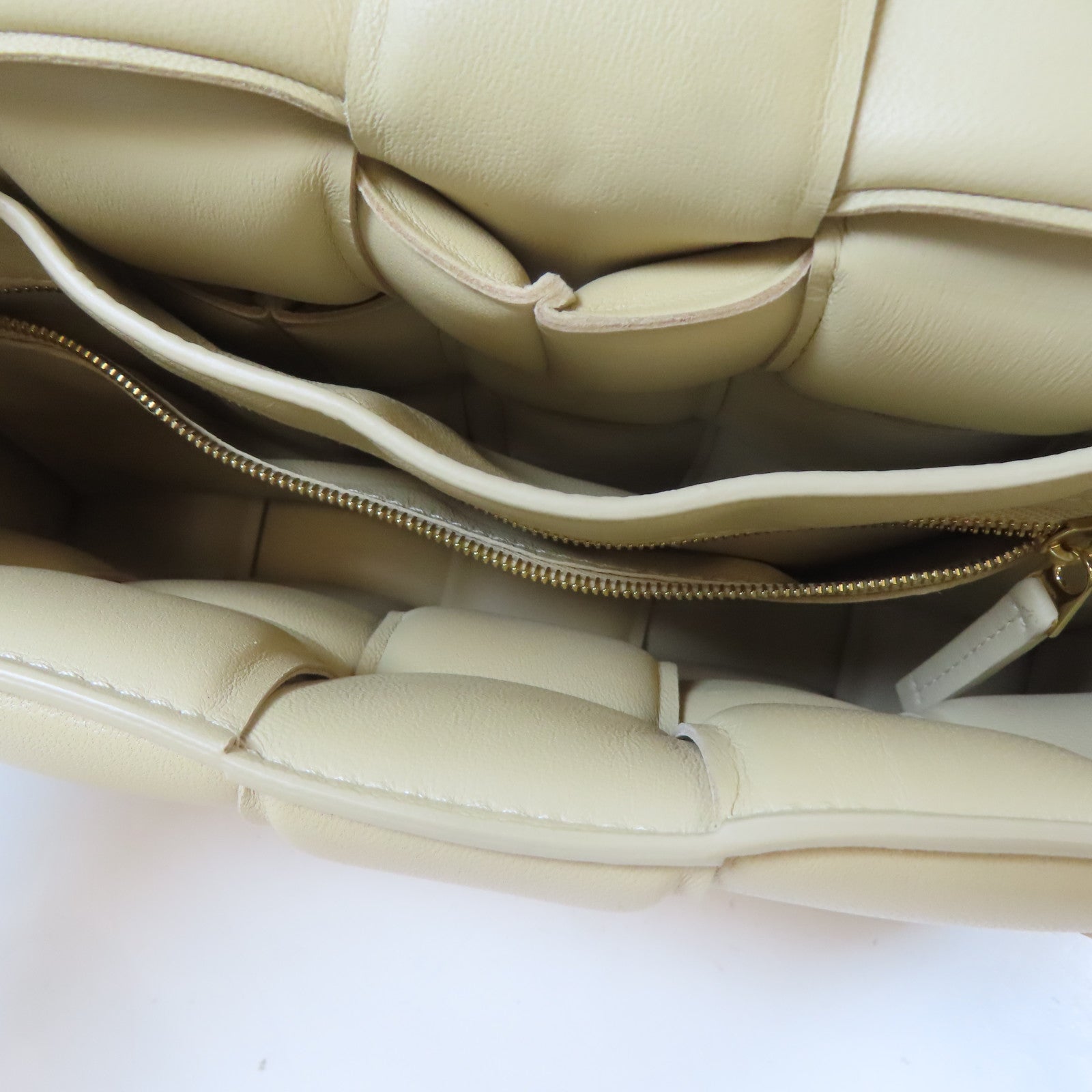 BOTTEGA VENETA 羊皮皮革Cassette Medium金扣肩背袋米色