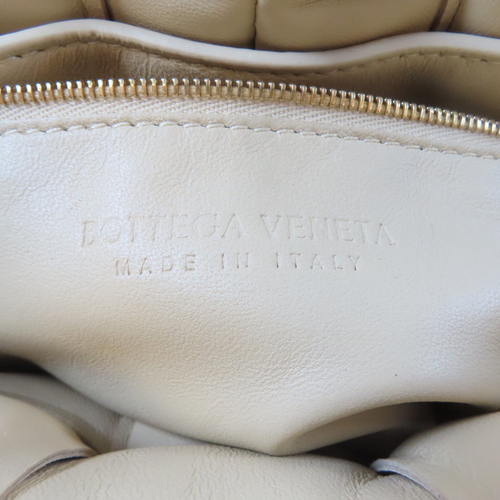 BOTTEGA VENETA 羊皮皮革Cassette Medium金扣肩背袋米色