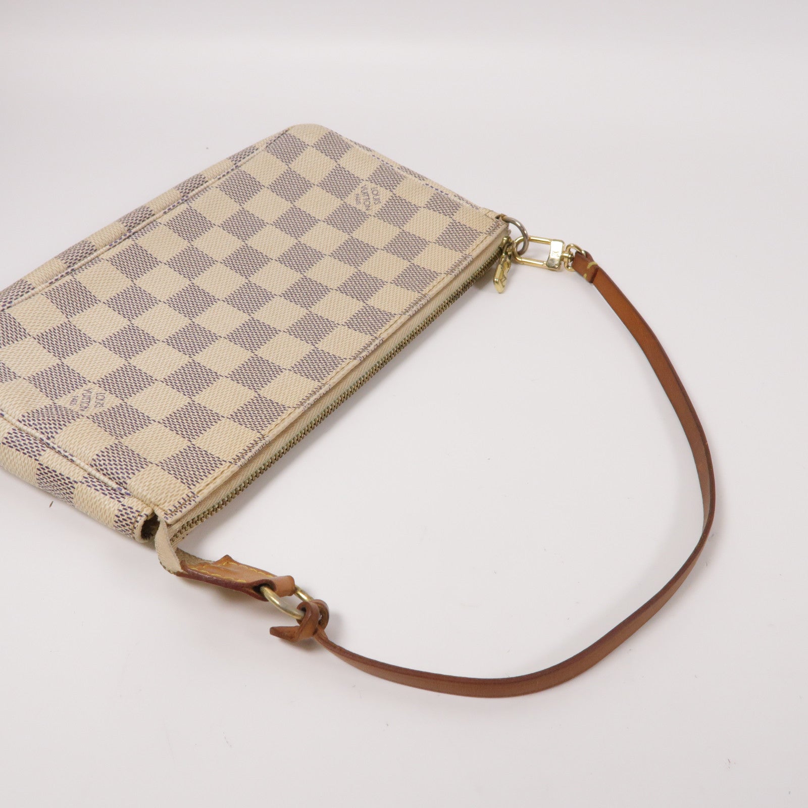 LOUIS VUITTON Damier Azur Pochette Accesoires金扣手挽袋米色