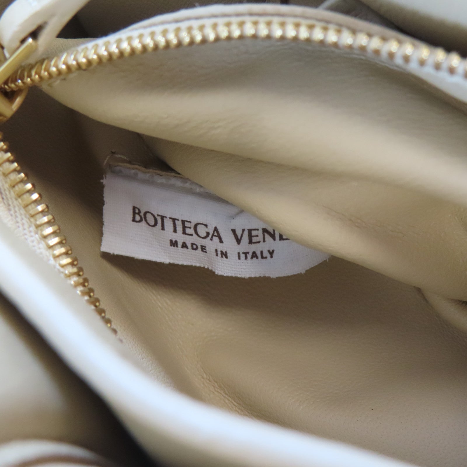 BOTTEGA VENETA 羊皮皮革Cassette Medium金扣肩背袋米色