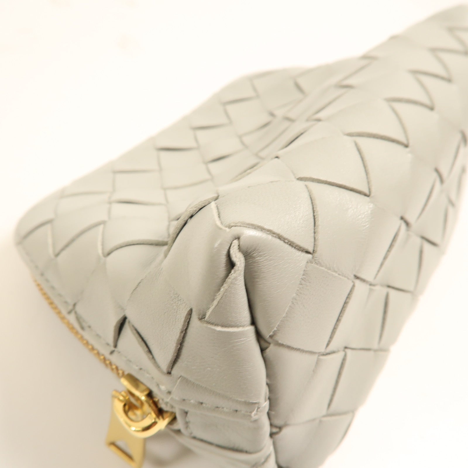 BOTTEGA VENETA 羊皮皮革Pouch金扣手拿包灰色