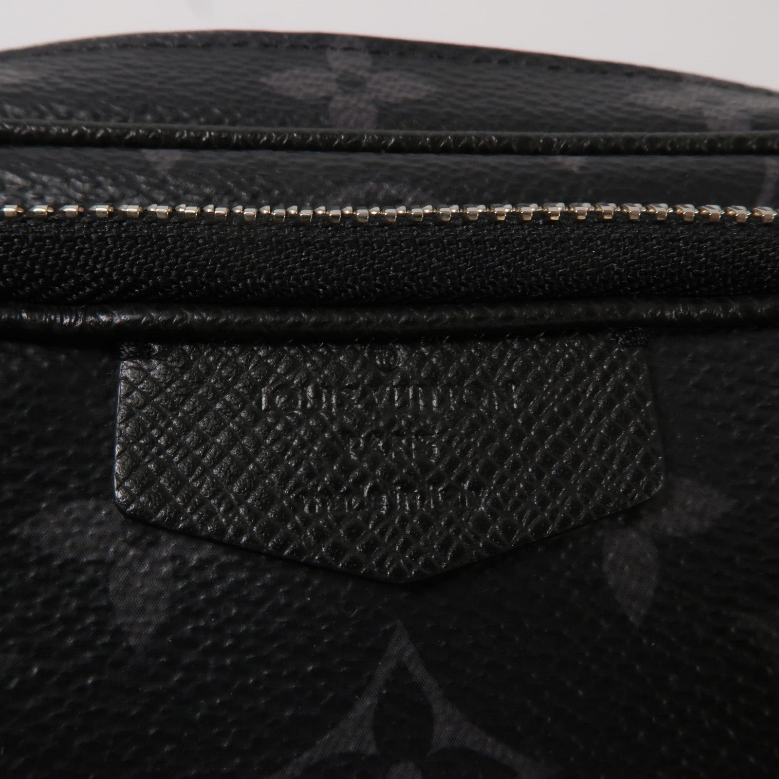 LOUIS VUITTON Taigalama Outdoor Pochette腰包
