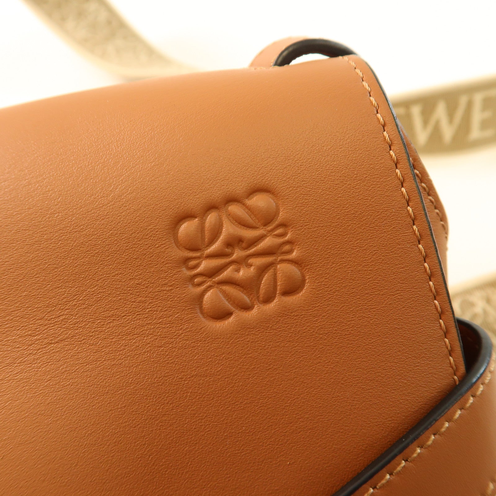 LOEWE 牛皮皮革Gate金扣肩背袋啡色