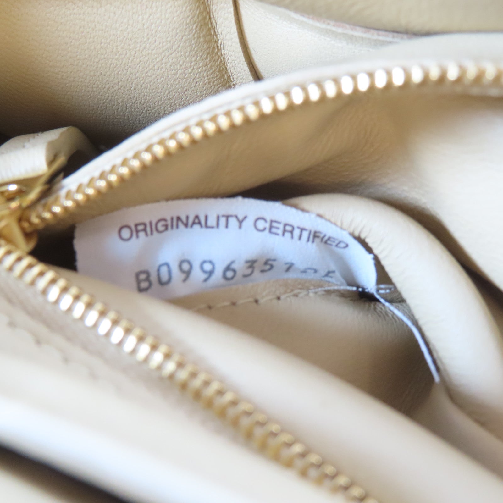 BOTTEGA VENETA 羊皮皮革Cassette Medium金扣肩背袋米色