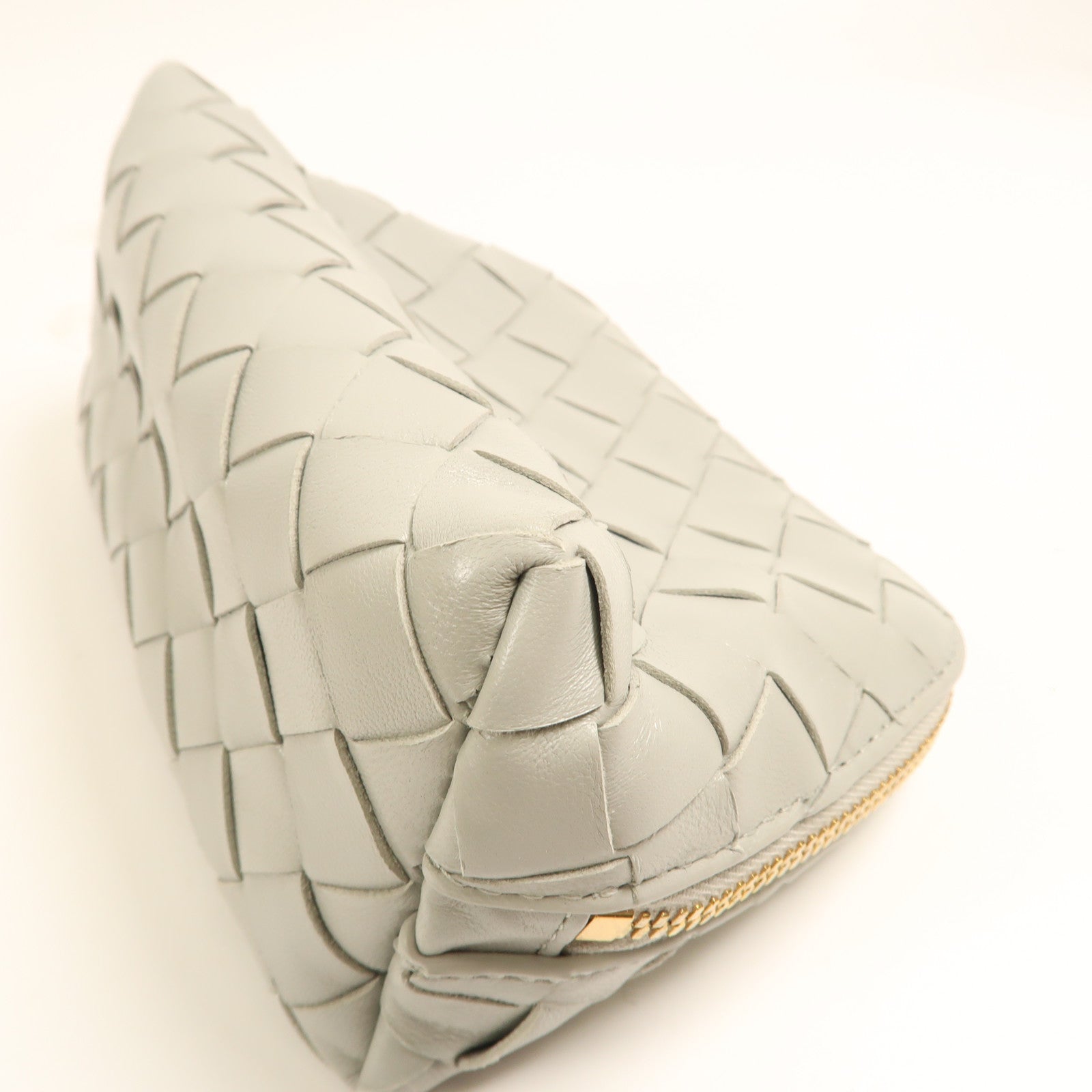 BOTTEGA VENETA 羊皮皮革Pouch金扣手拿包灰色