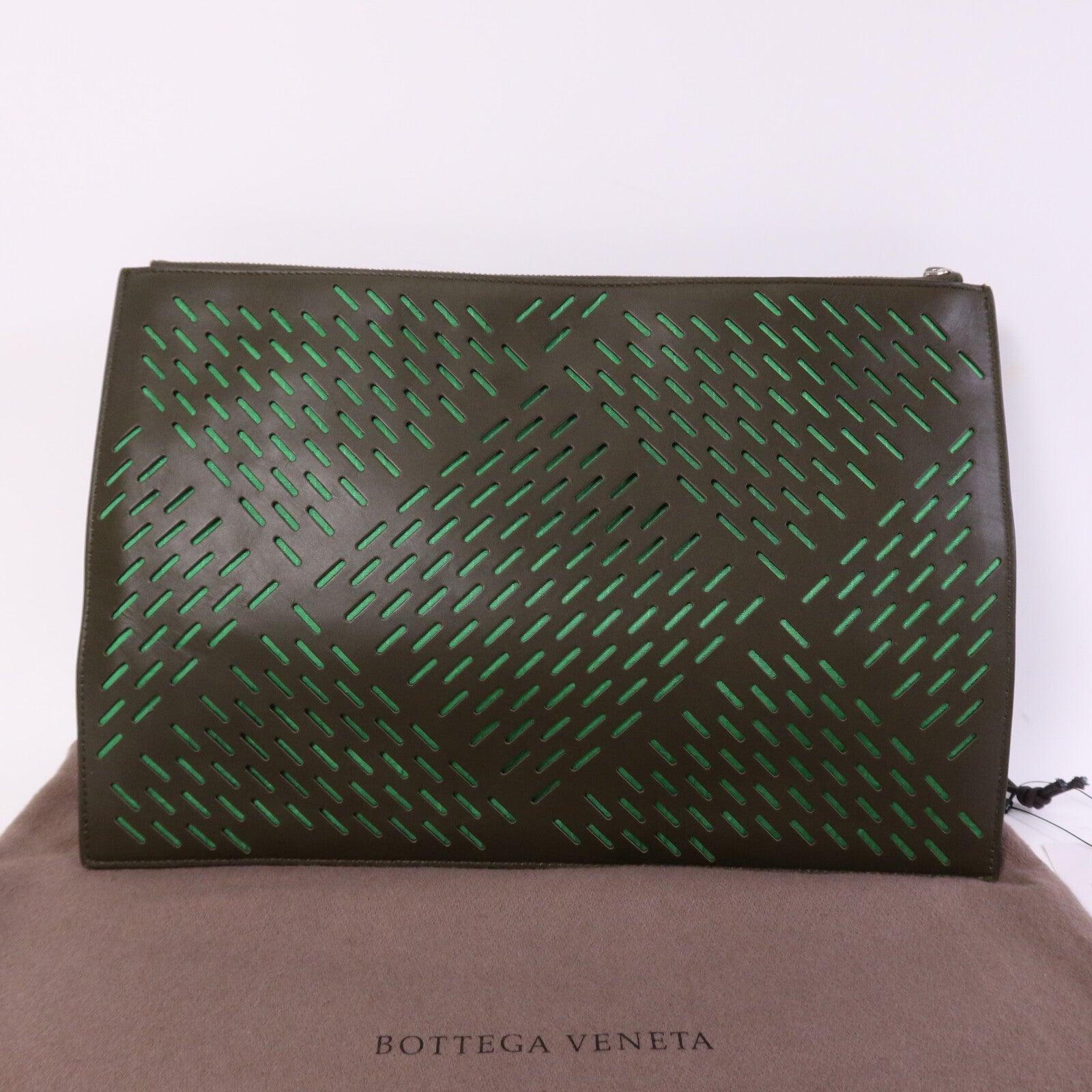 BOTTEGA VENETA 羊皮皮革Pouch銀扣手拿包