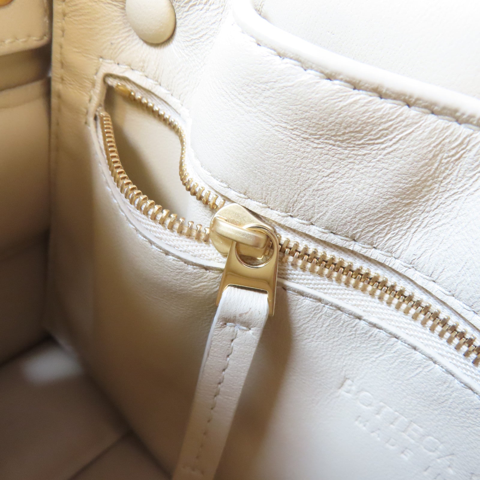 BOTTEGA VENETA 羊皮皮革Cassette Medium金扣肩背袋米色