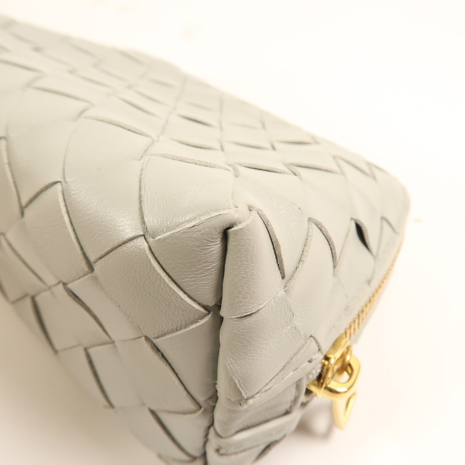 BOTTEGA VENETA 羊皮皮革Pouch金扣手拿包灰色