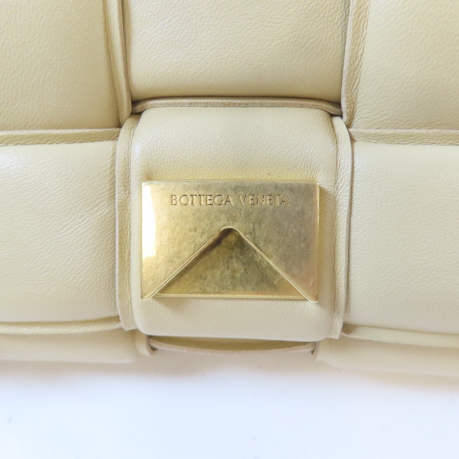 BOTTEGA VENETA 羊皮皮革Cassette Medium金扣肩背袋米色