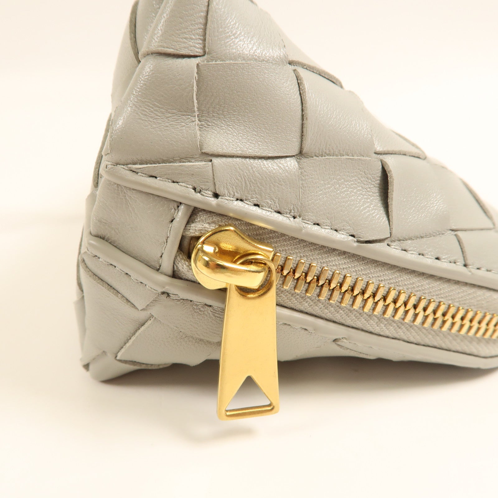 BOTTEGA VENETA 羊皮皮革Pouch金扣手拿包灰色