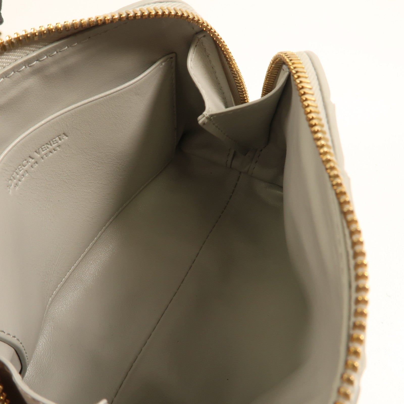 BOTTEGA VENETA 羊皮皮革Pouch金扣手拿包灰色