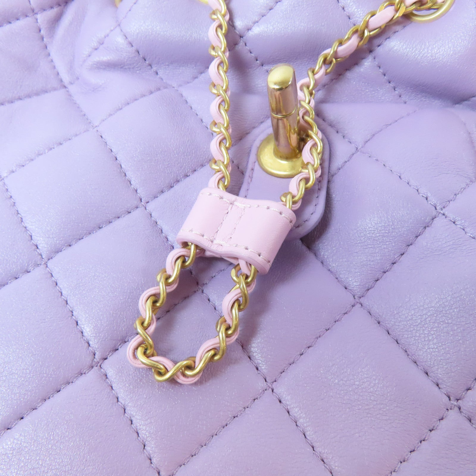 CHANEL 菱格牛皮皮革Urban Spirit金扣背包紫色