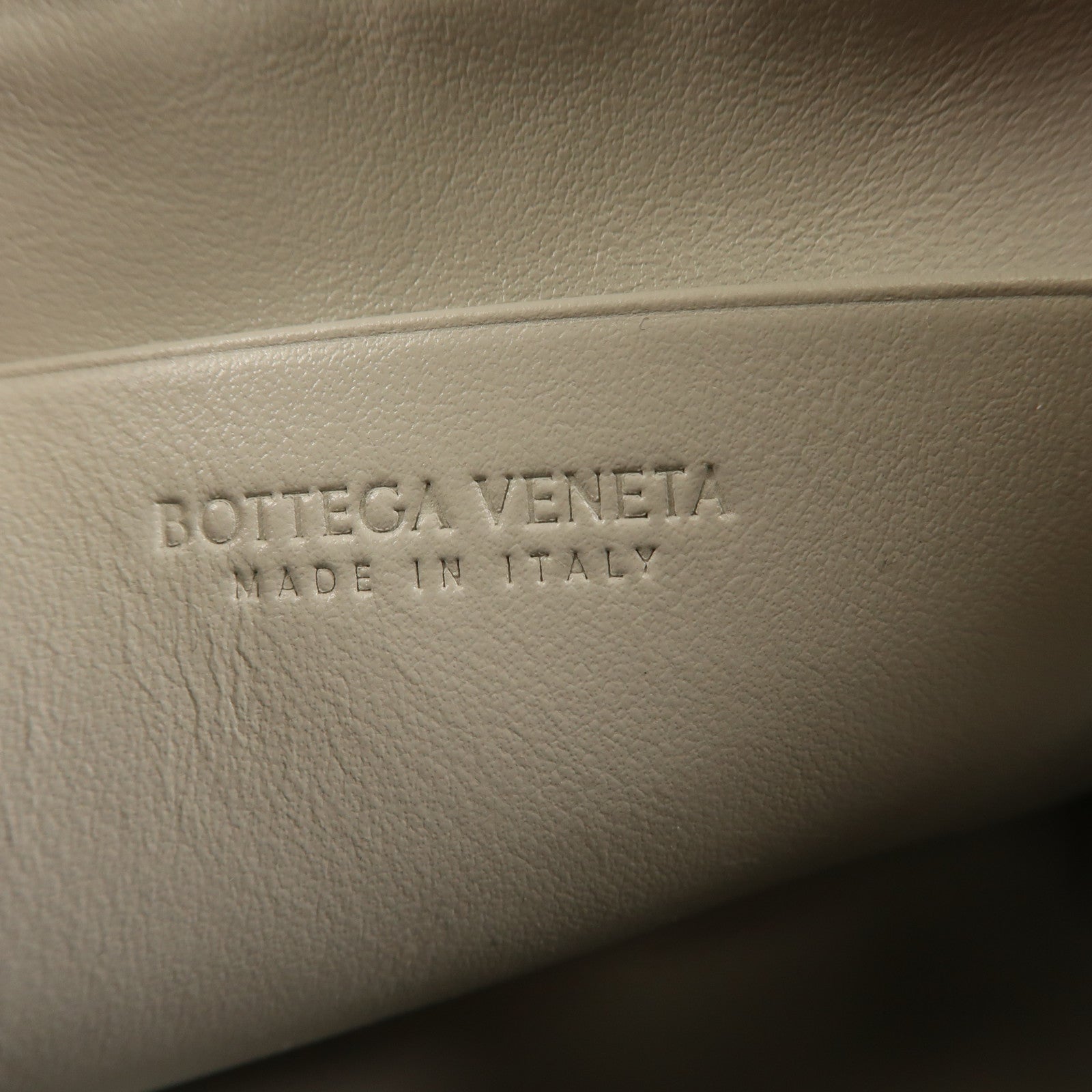 BOTTEGA VENETA 羊皮皮革Pouch金扣手拿包灰色
