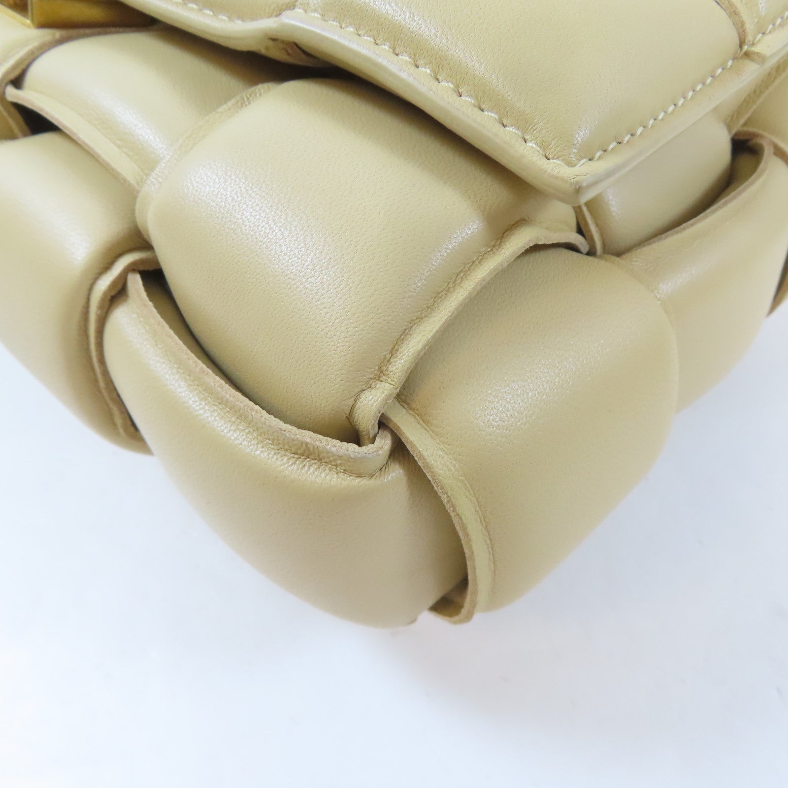 BOTTEGA VENETA 羊皮皮革Cassette Medium金扣肩背袋米色