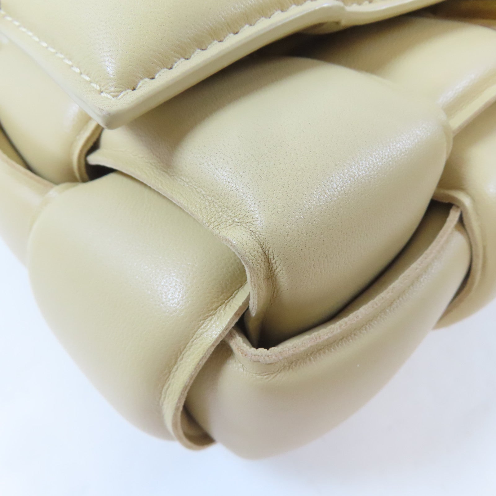 BOTTEGA VENETA 羊皮皮革Cassette Medium金扣肩背袋米色