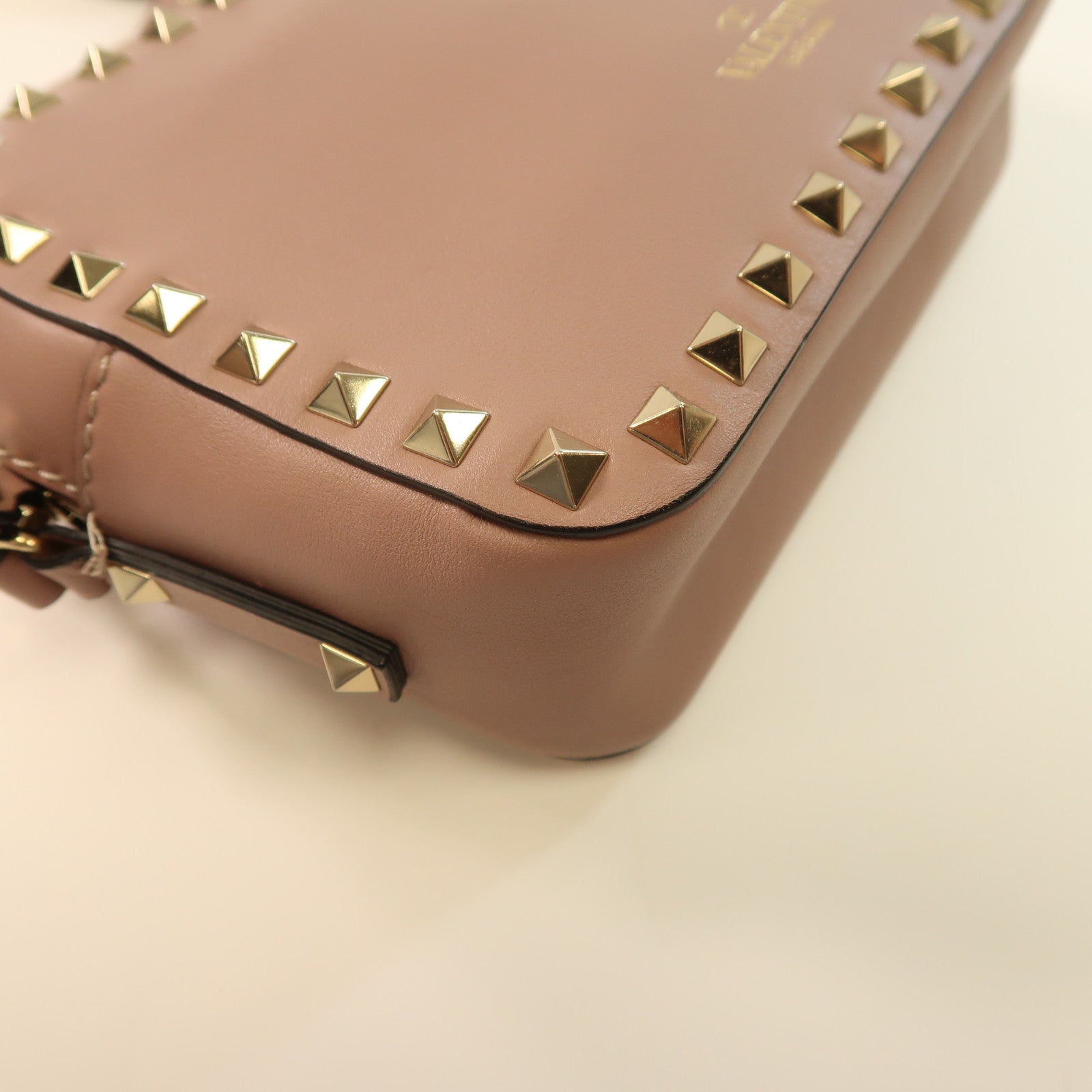 Valentino 牛皮皮革Garavani Rockstud金扣肩背袋粉紅色