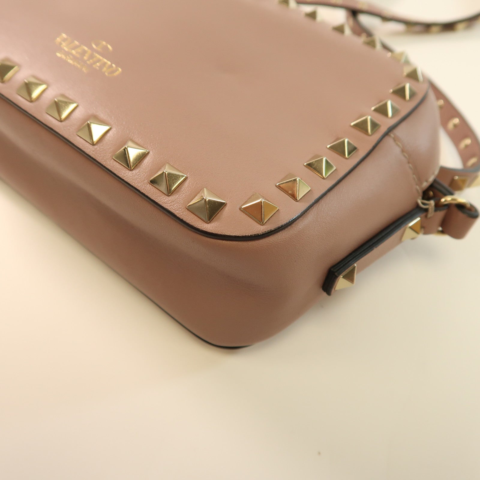 Valentino 牛皮皮革Garavani Rockstud金扣肩背袋粉紅色