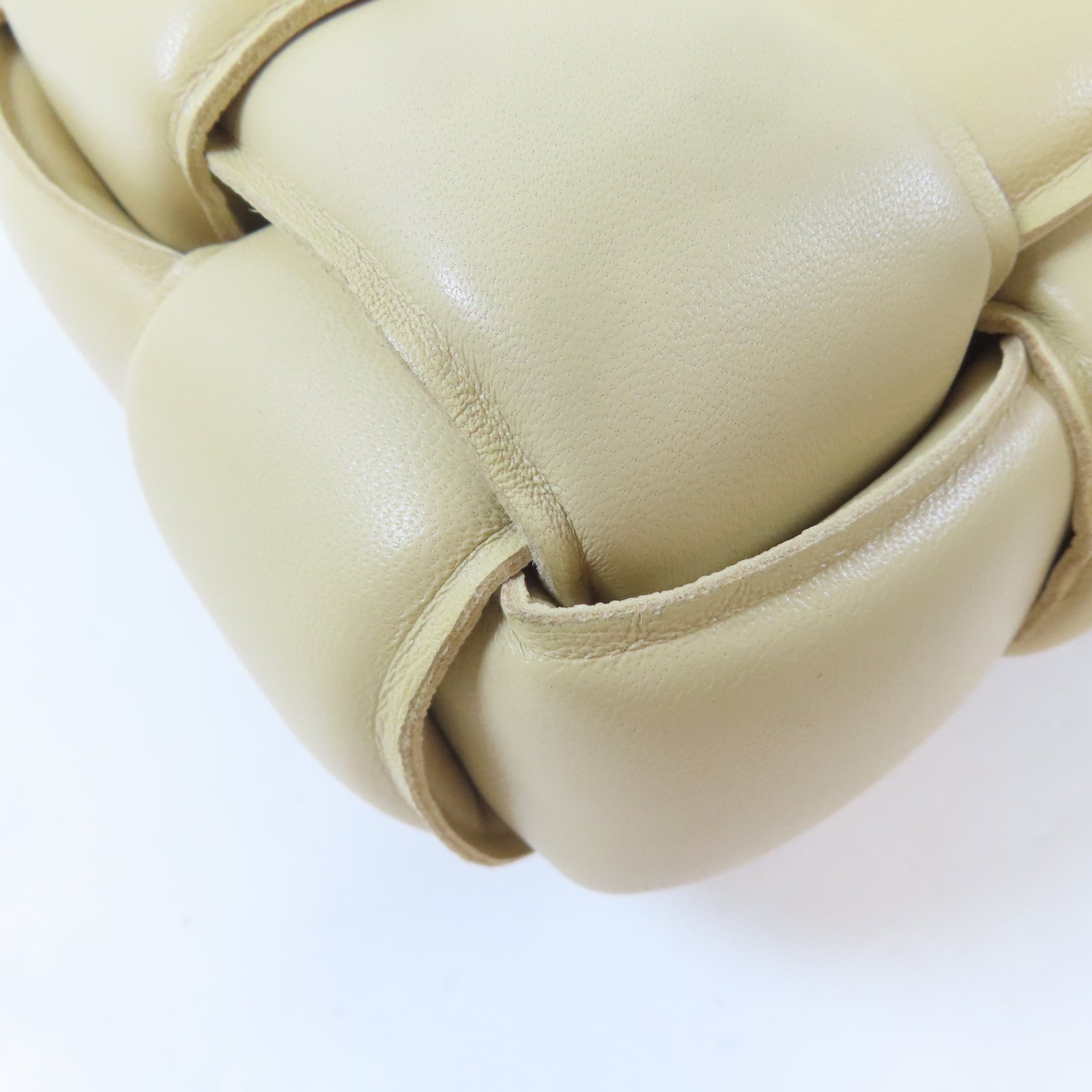 BOTTEGA VENETA 羊皮皮革Cassette Medium金扣肩背袋米色