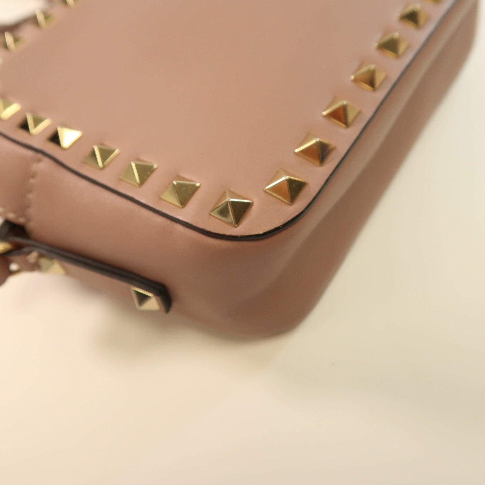 Valentino 牛皮皮革Garavani Rockstud金扣肩背袋粉紅色