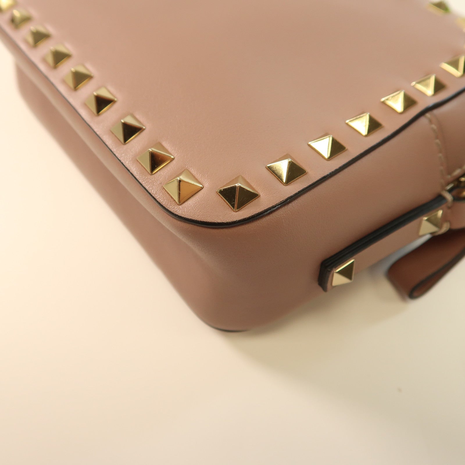 Valentino 牛皮皮革Garavani Rockstud金扣肩背袋粉紅色