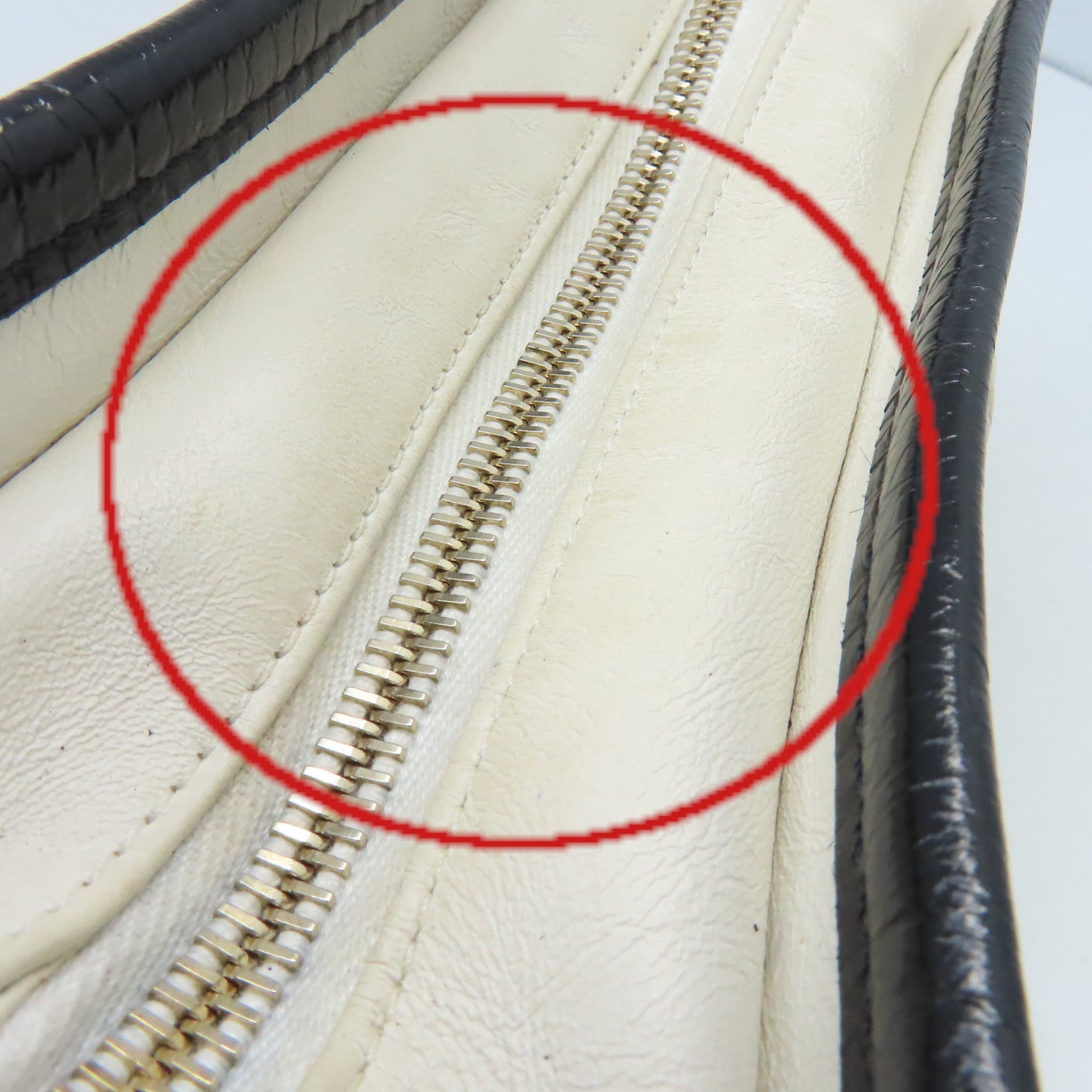 CHANEL 【清倉大減價】菱格牛皮皮革Gabrielle Small Chain Shoulder Bag金扣鏈帶肩背袋米白色/黑色