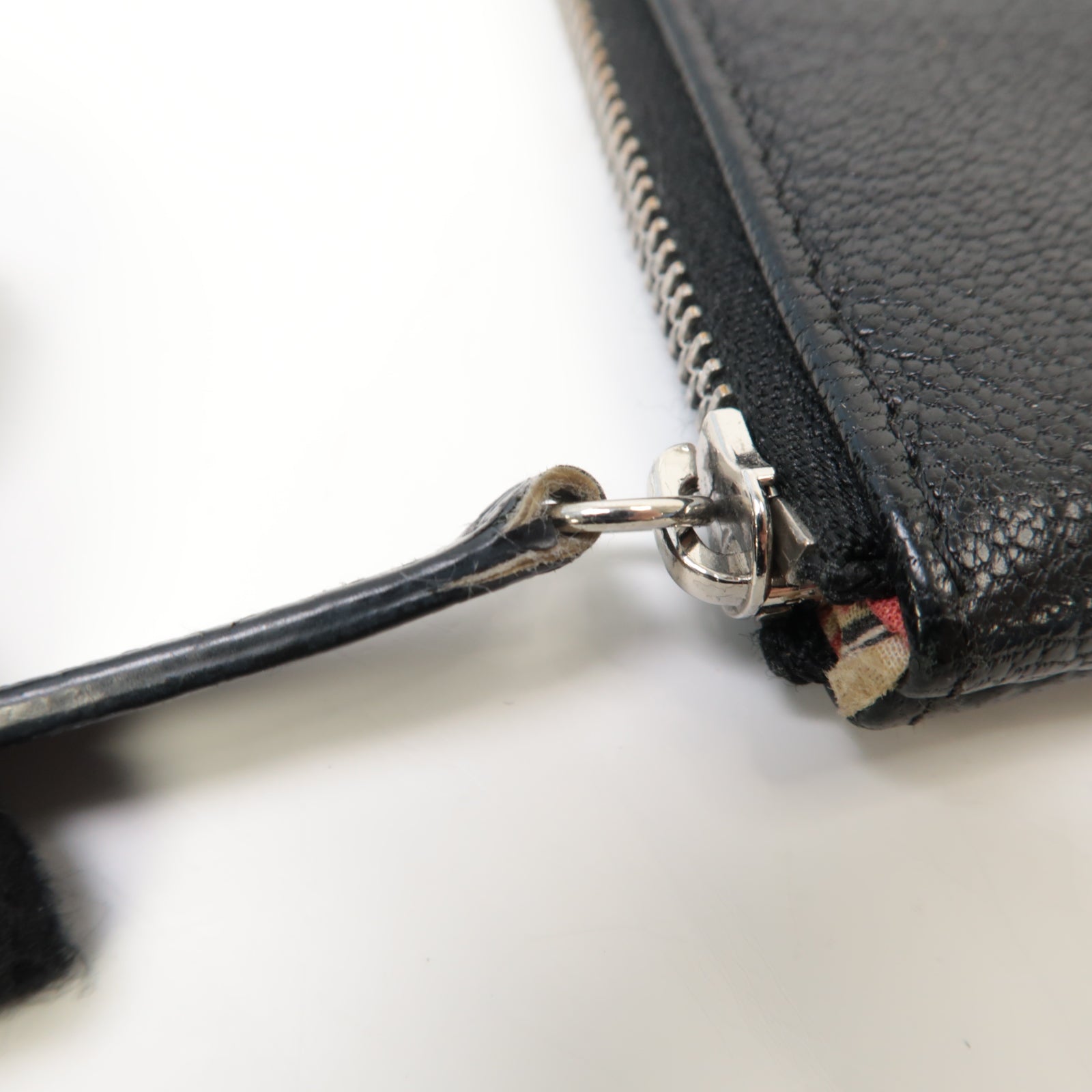CHANEL 牛皮皮革Mini Pouch銀扣手拿包黑色