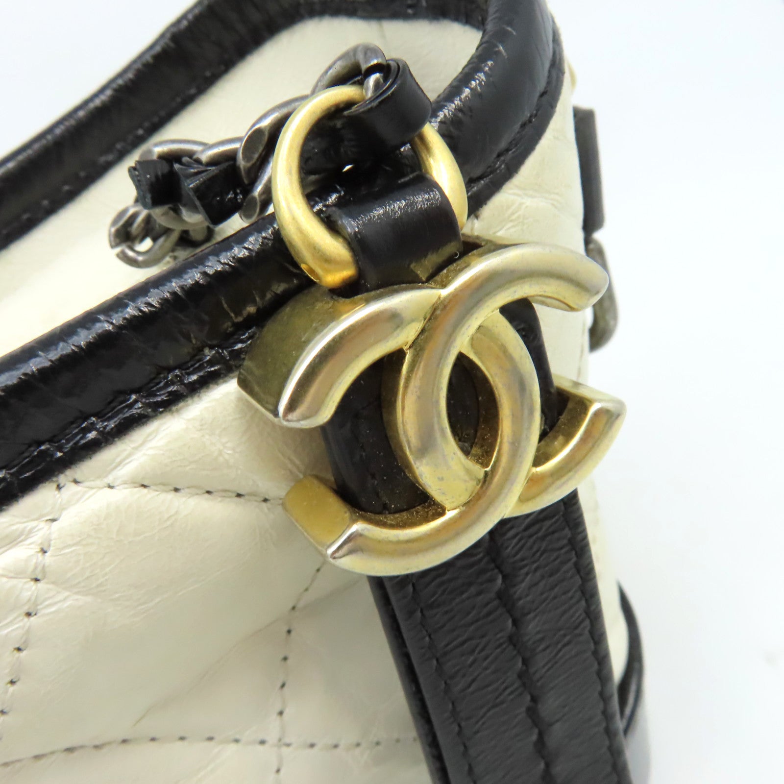 CHANEL 【清倉大減價】菱格牛皮皮革Gabrielle Small Chain Shoulder Bag金扣鏈帶肩背袋米白色/黑色
