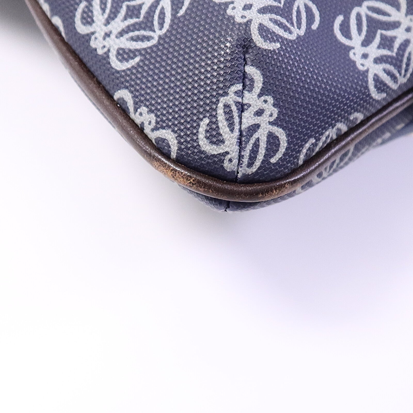 LOEWE 帆布Anagram Shoulder Bag肩背袋
