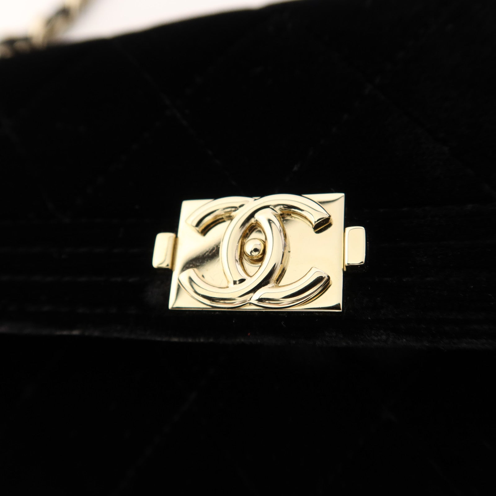 CHANEL 天鵝絨Chain Shoulder Bag金扣鏈帶肩背袋