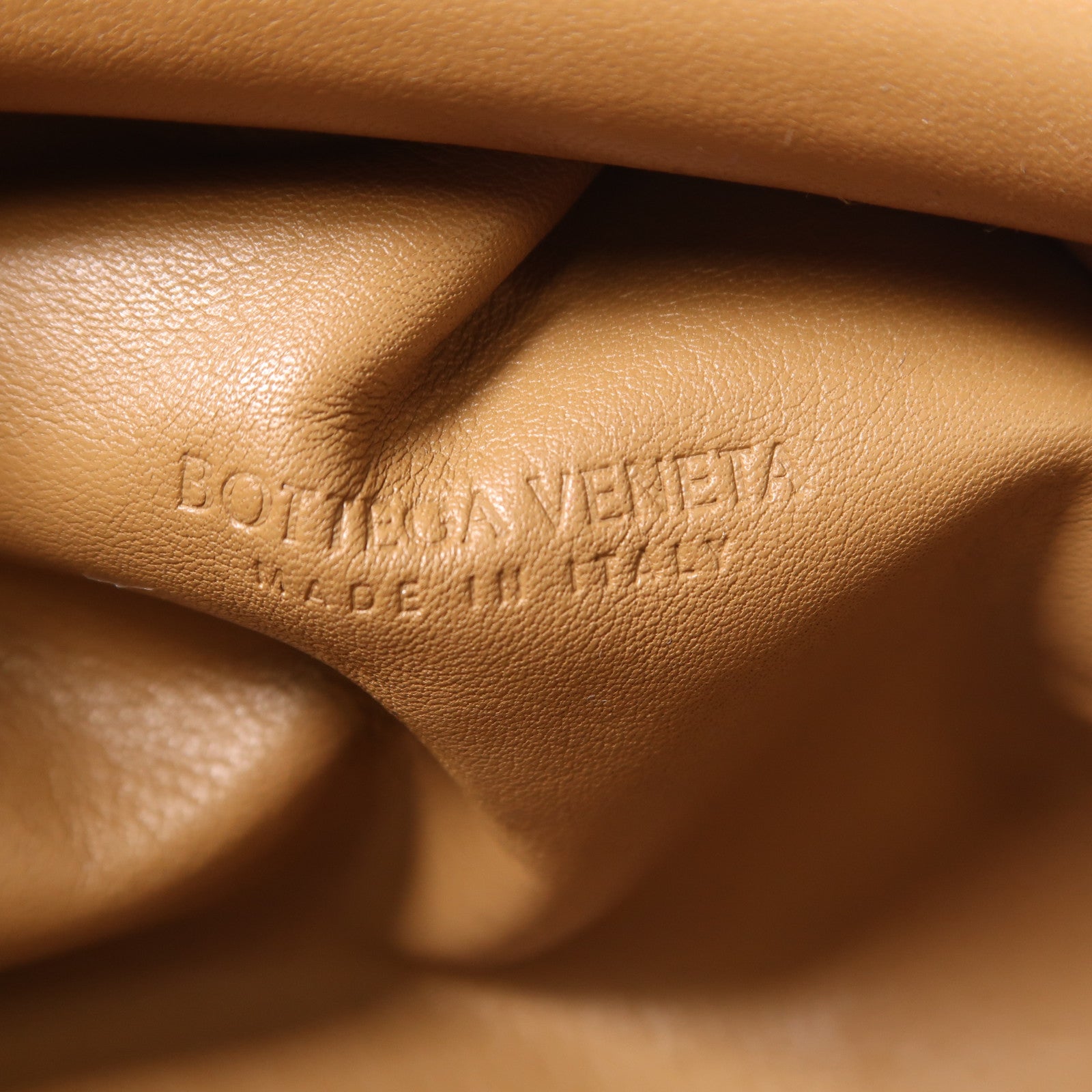 BOTTEGA VENETA 牛皮皮革Mini Pouch金扣肩背袋