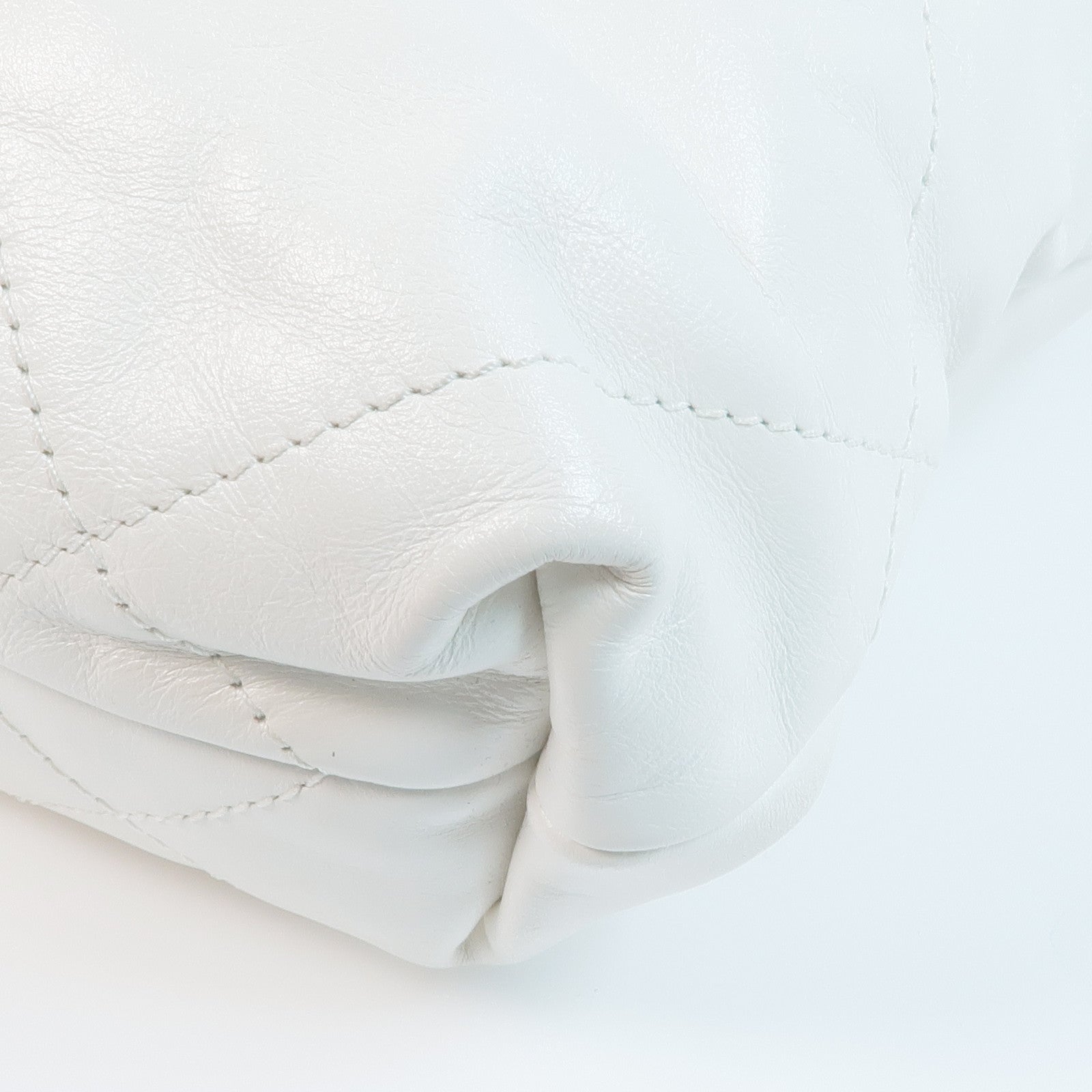 CHANEL 牛皮皮革22 Mini Handbag金扣手挽肩背兩用袋