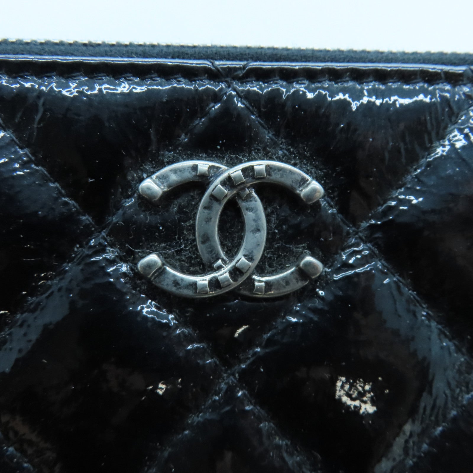 CHANEL 菱格漆皮皮革Pouch銀扣手拿包黑色