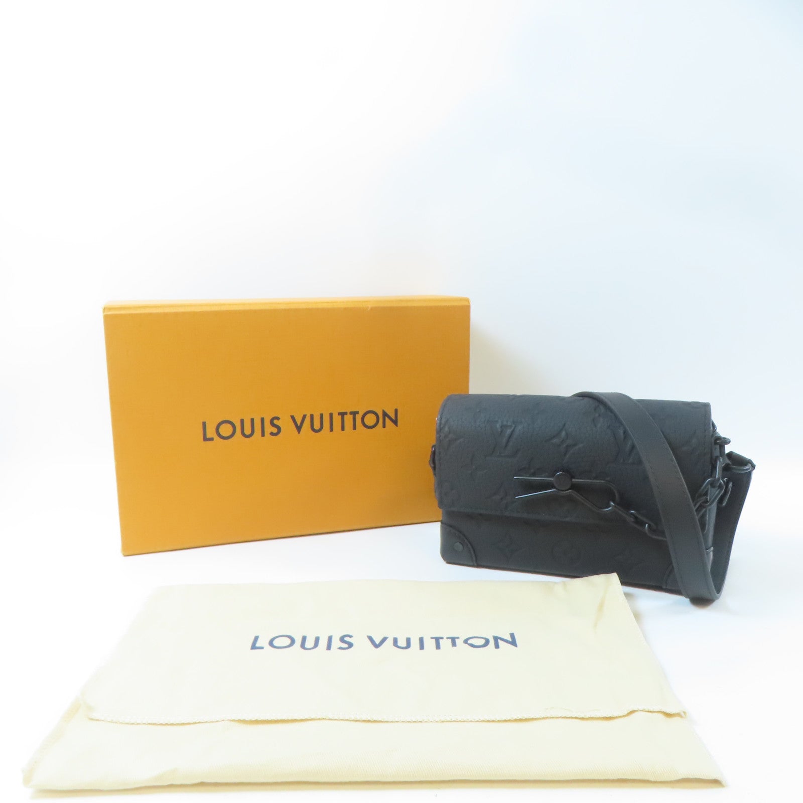 LOUIS VUITTON Taurillon Monogram Steamer Wearable Wallet黑扣肩背袋黑色