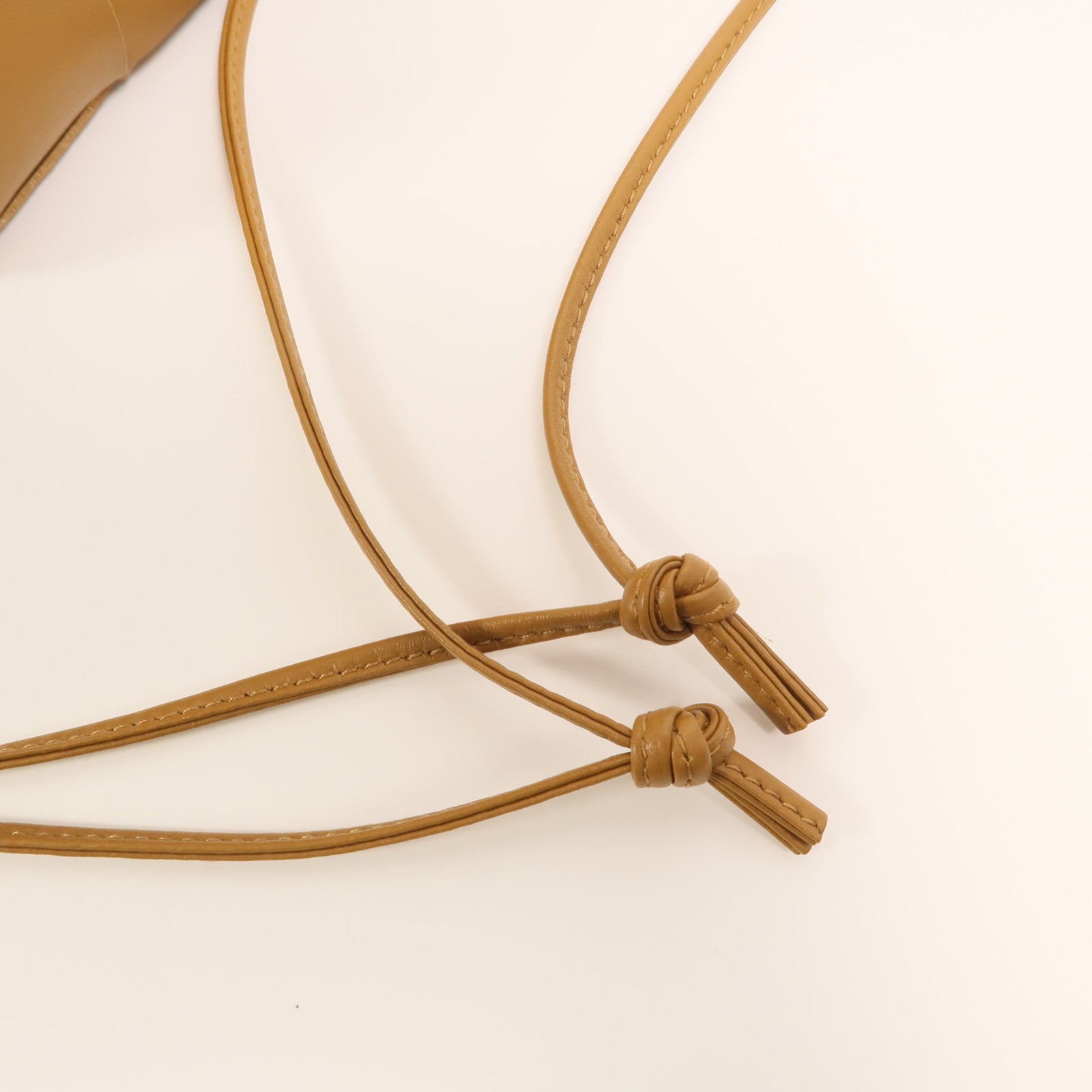 BOTTEGA VENETA 牛皮皮革Cassette Bucket肩背袋