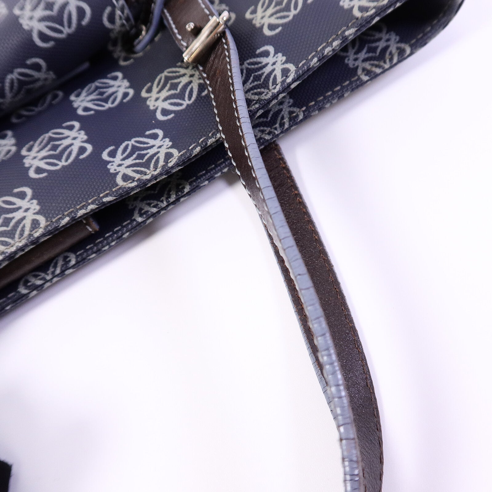 LOEWE 帆布Anagram Shoulder Bag肩背袋