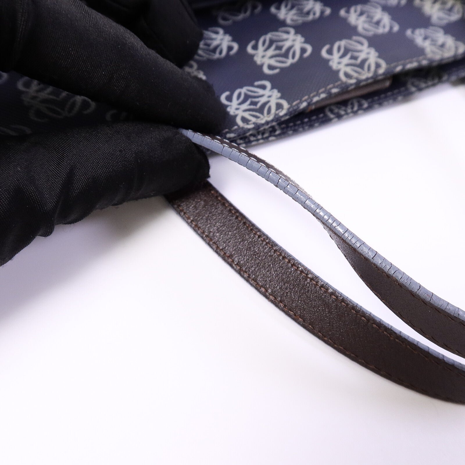 LOEWE 帆布Anagram Shoulder Bag肩背袋