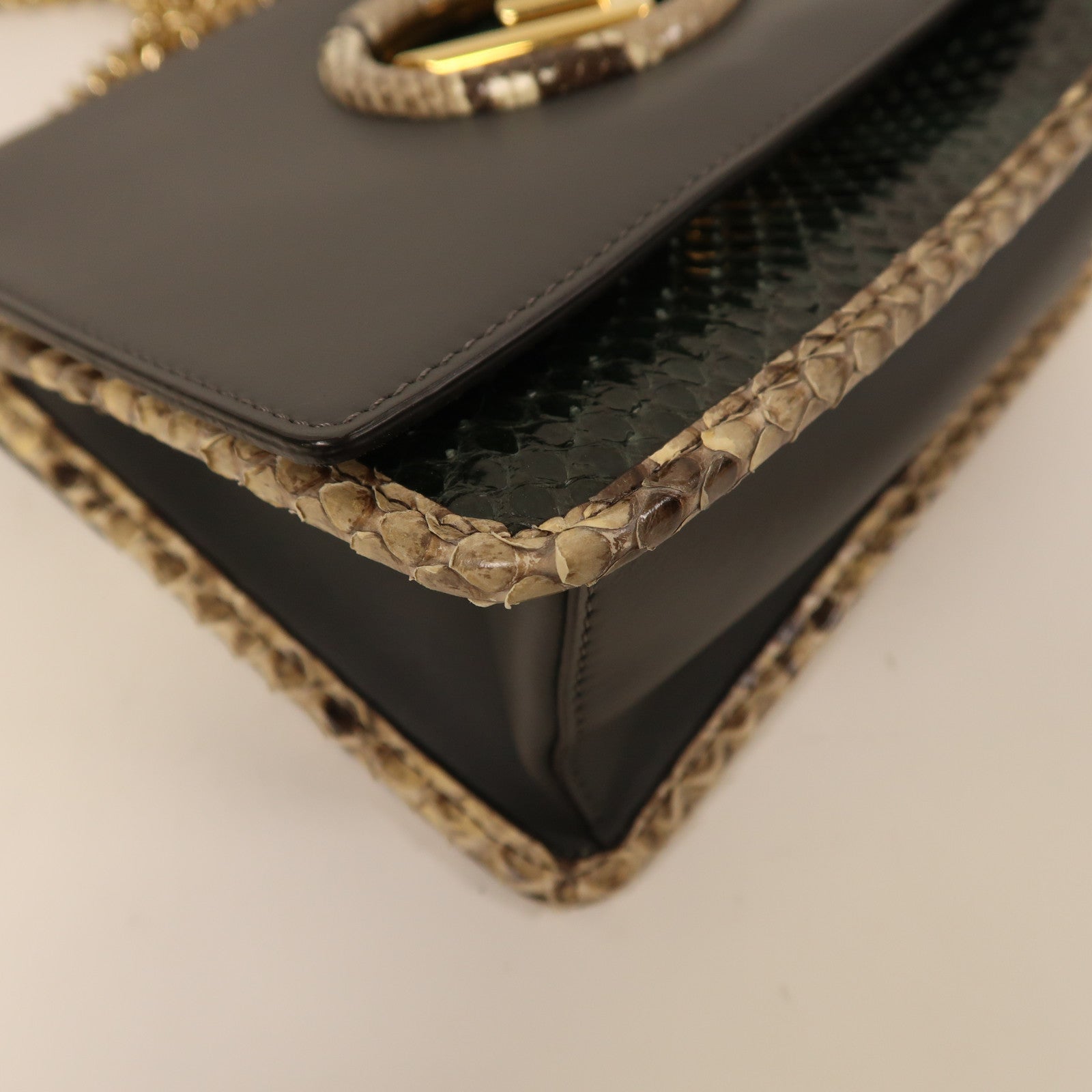 FENDI 蛇皮皮革Kan I鏈帶肩背袋灰色