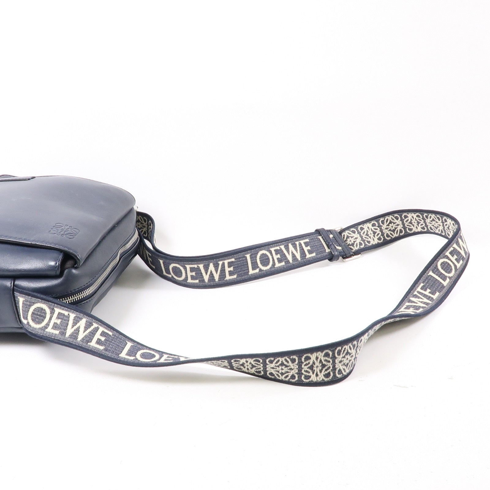 LOEWE 牛皮皮革Military Messenger銀扣肩背袋深藍色
