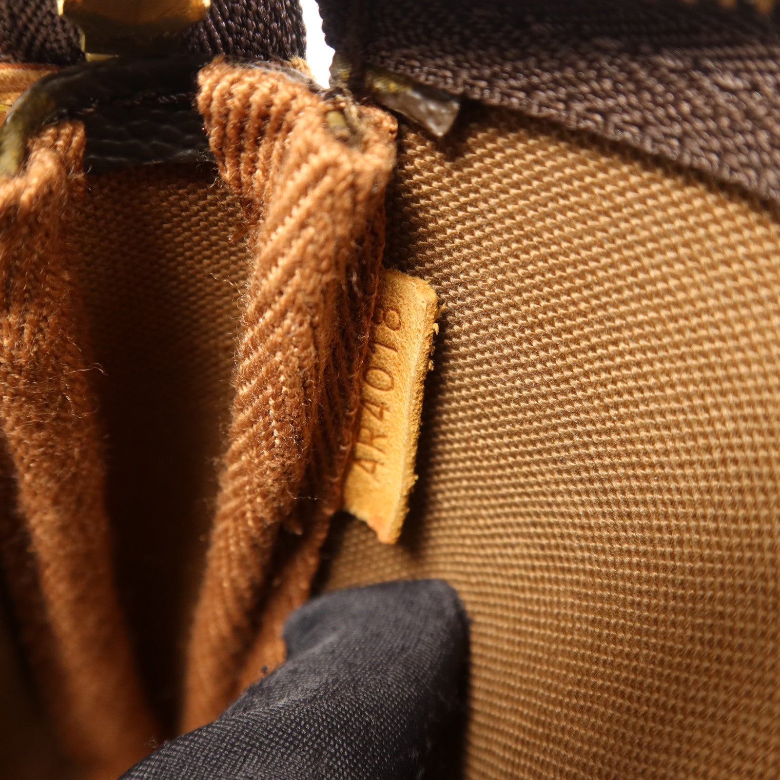 LOUIS VUITTON Monogram Pochette Accessoires金扣手挽袋棕色