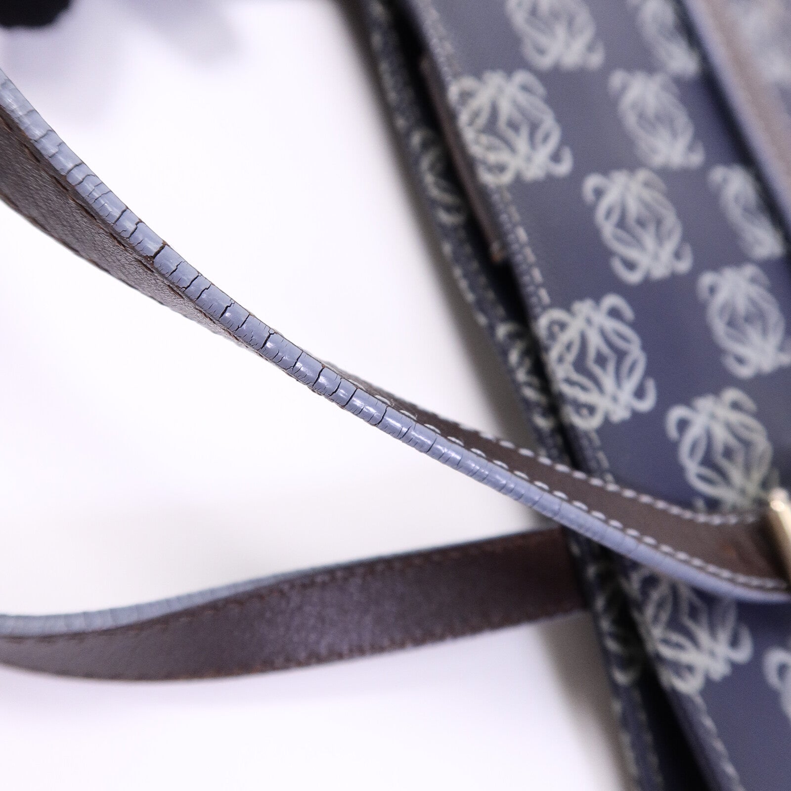 LOEWE 帆布Anagram Shoulder Bag肩背袋