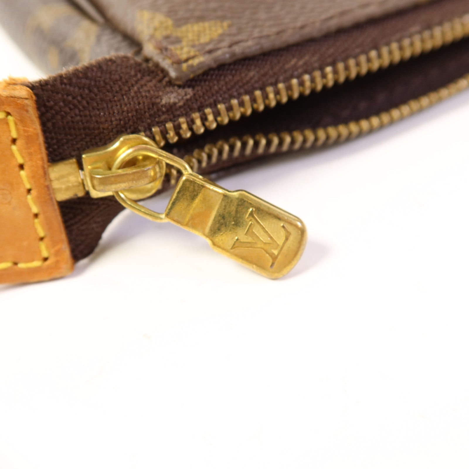 LOUIS VUITTON Monogram Pochette Accessoires金扣手挽袋棕色