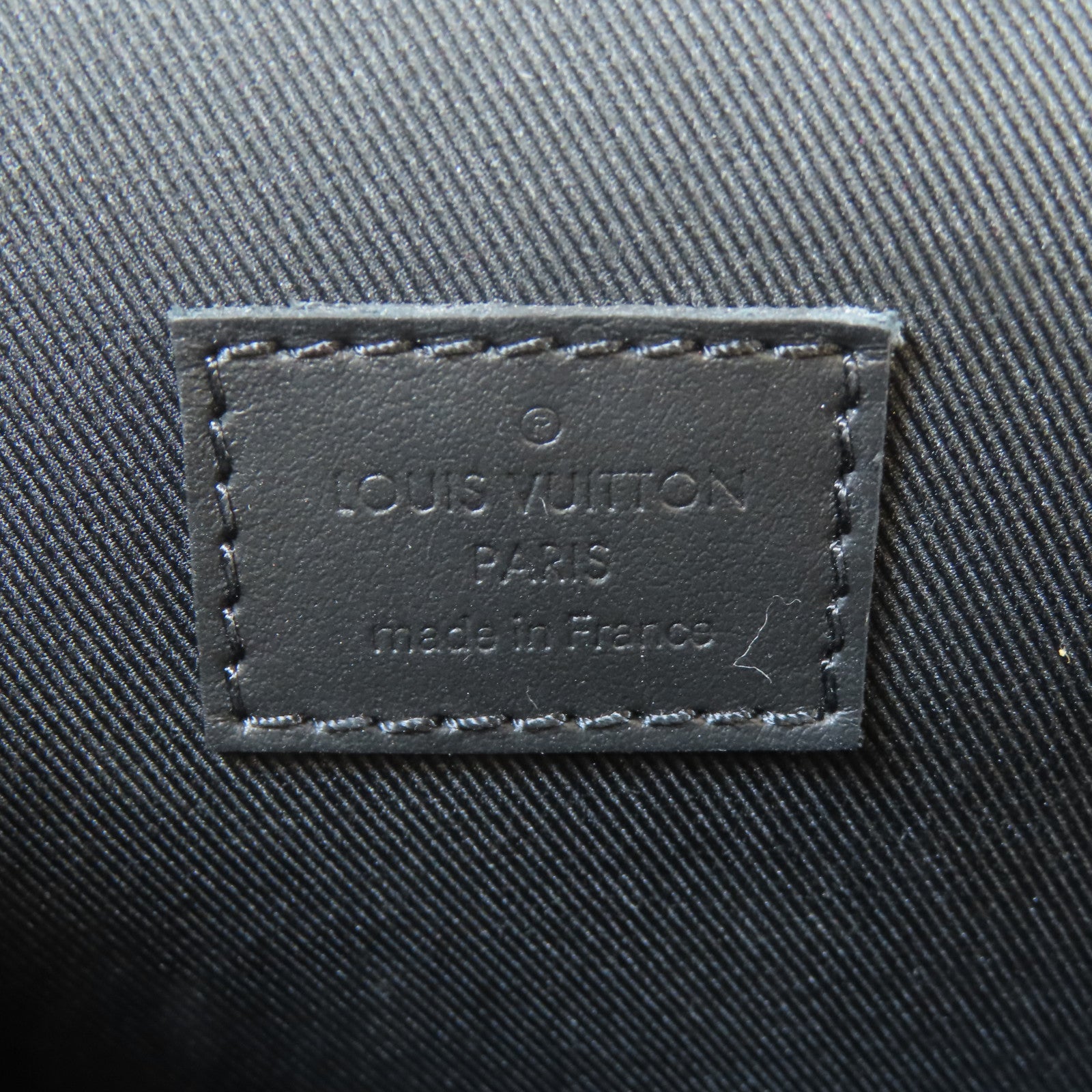 LOUIS VUITTON Taurillon Monogram Steamer Wearable Wallet黑扣肩背袋黑色