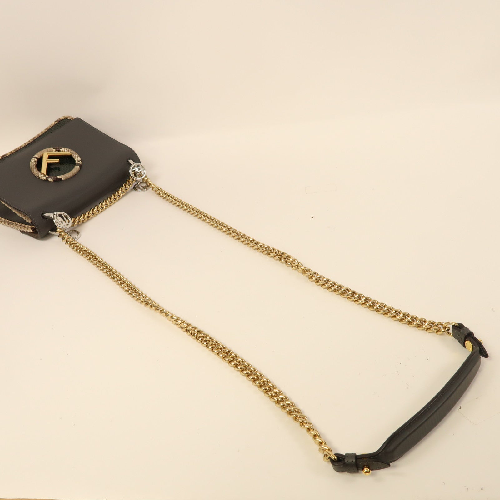 FENDI 蛇皮皮革Kan I鏈帶肩背袋灰色