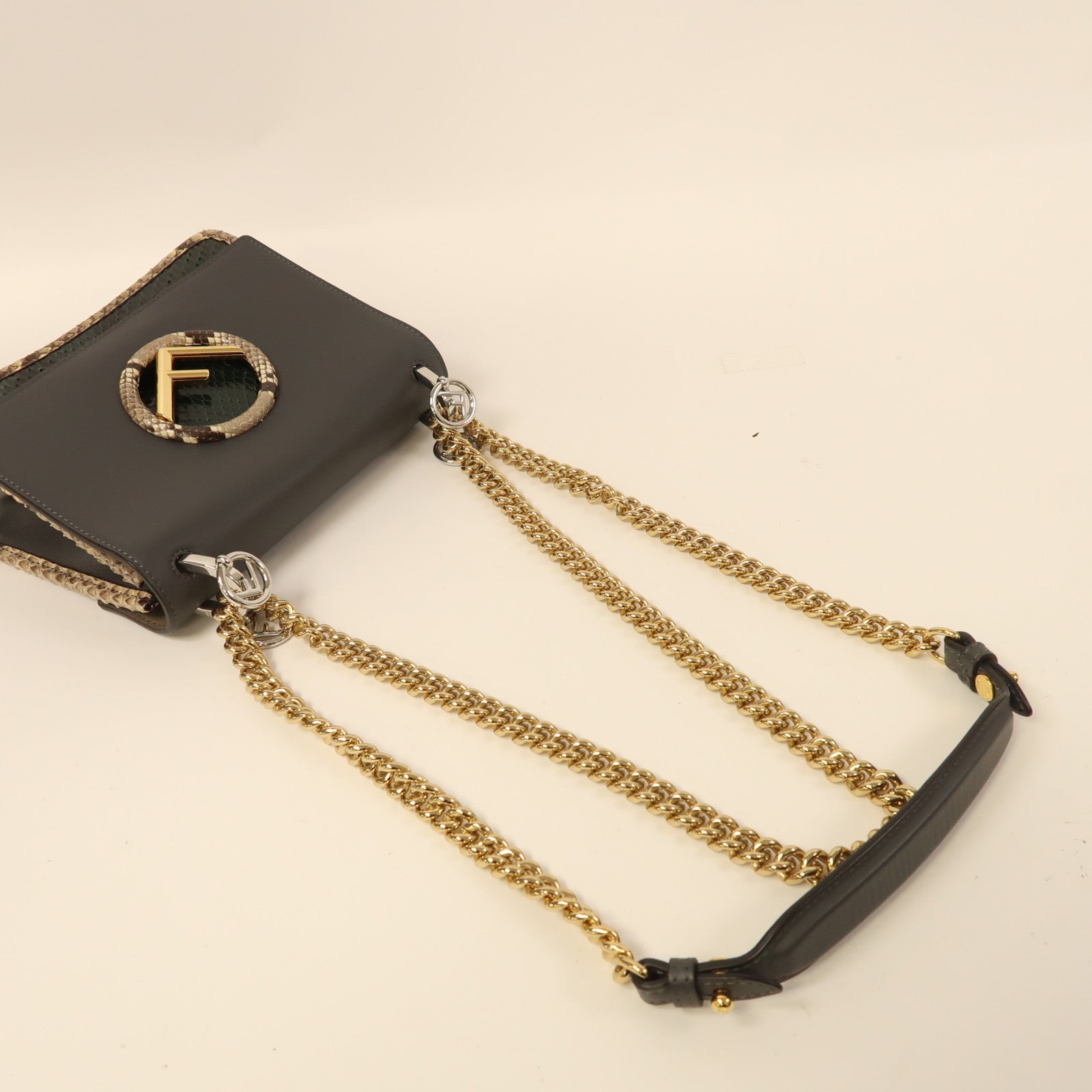 FENDI 【激減優惠】蛇皮皮革Kan I鏈帶肩背袋灰色