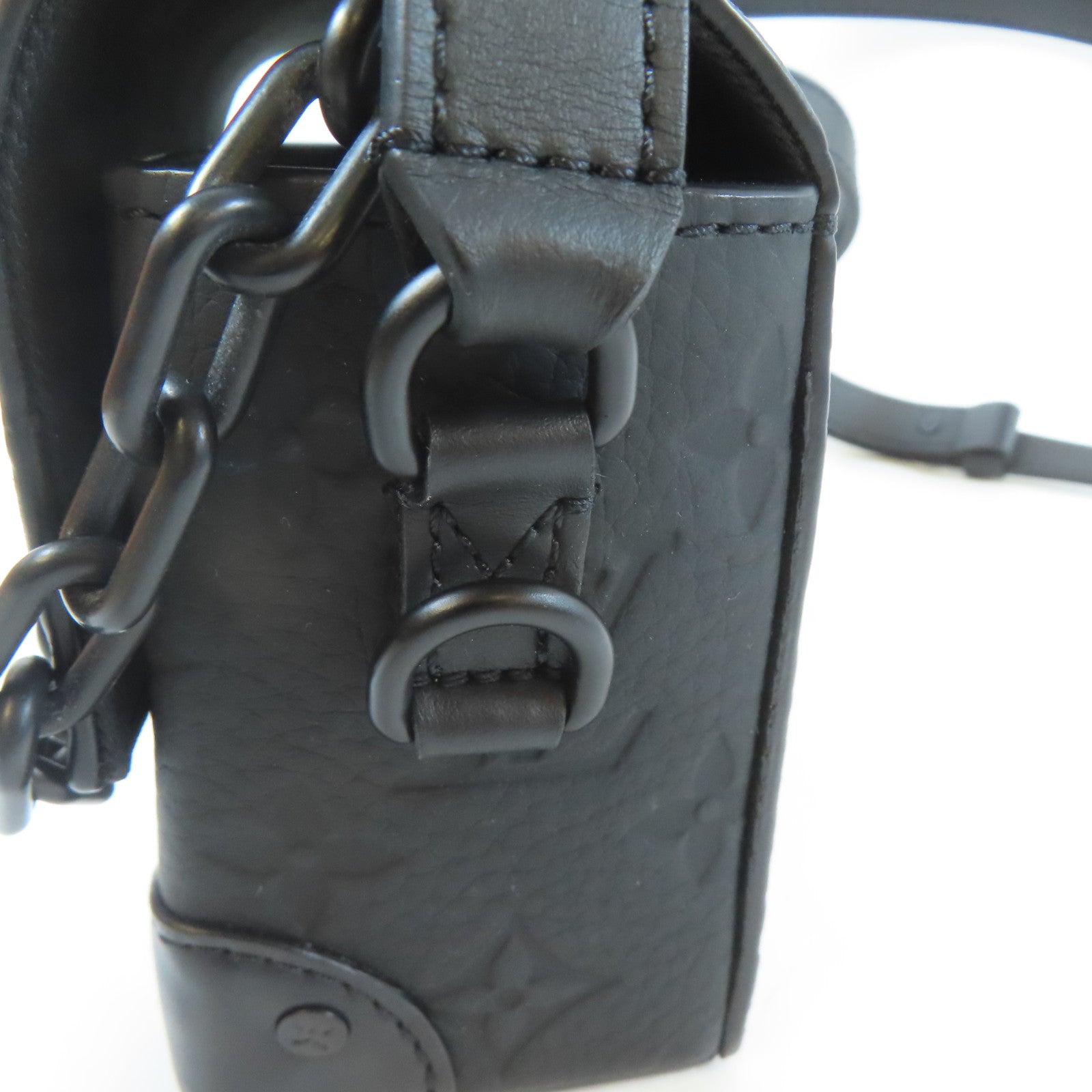 LOUIS VUITTON Taurillon Monogram Steamer Wearable Wallet黑扣肩背袋黑色