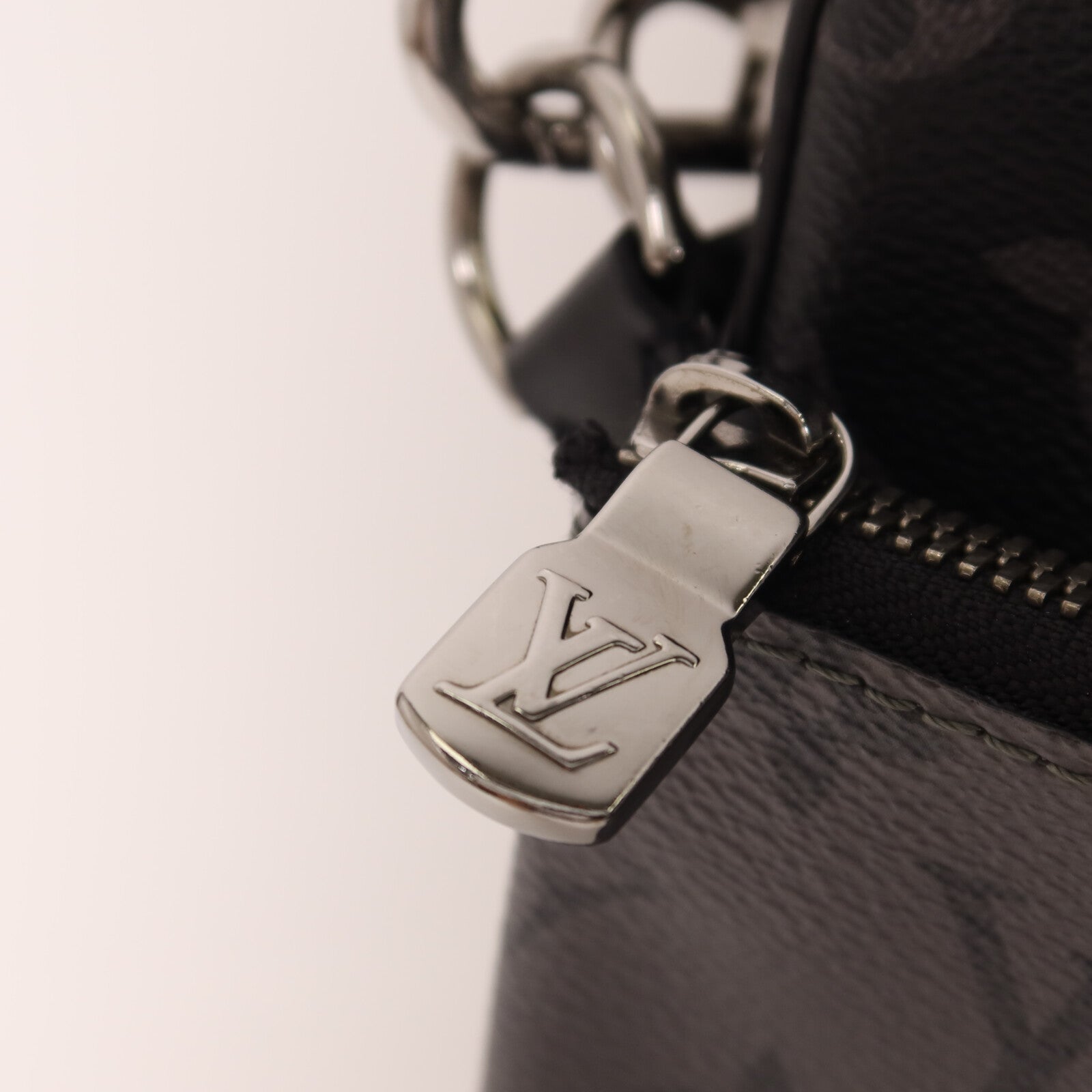 LOUIS VUITTON Monogram Eclipse Reverse Trio Messenger銀扣肩背袋灰色