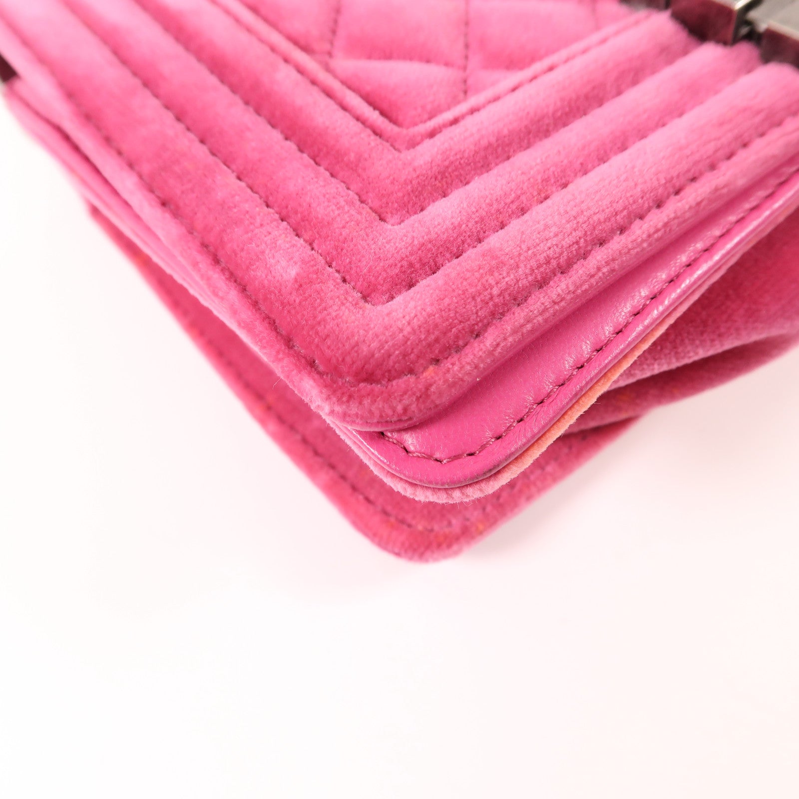 CHANEL CC Boy 20 Chain Shoulder Bag Velvet Pink