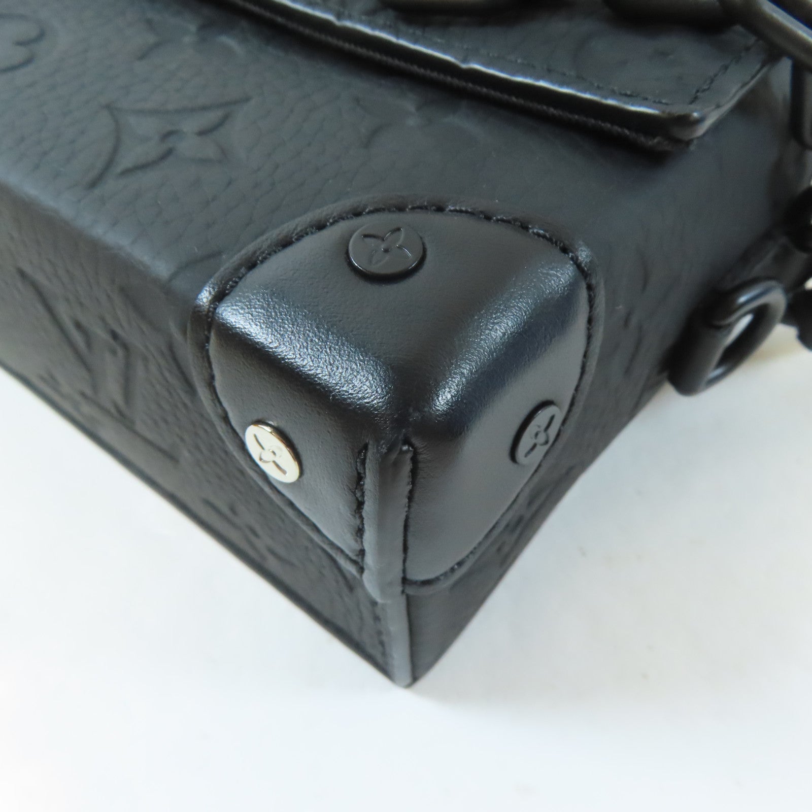 LOUIS VUITTON Taurillon Monogram Steamer Wearable Wallet黑扣肩背袋黑色