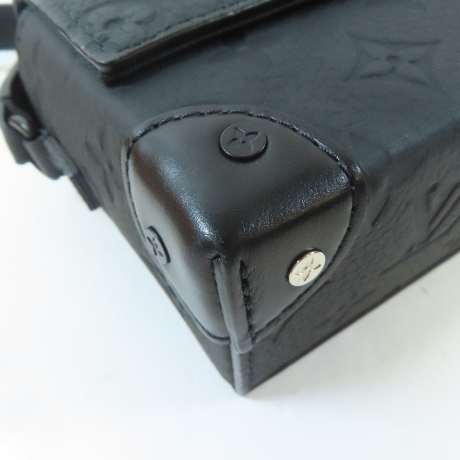 LOUIS VUITTON Taurillon Monogram Steamer Wearable Wallet黑扣肩背袋黑色