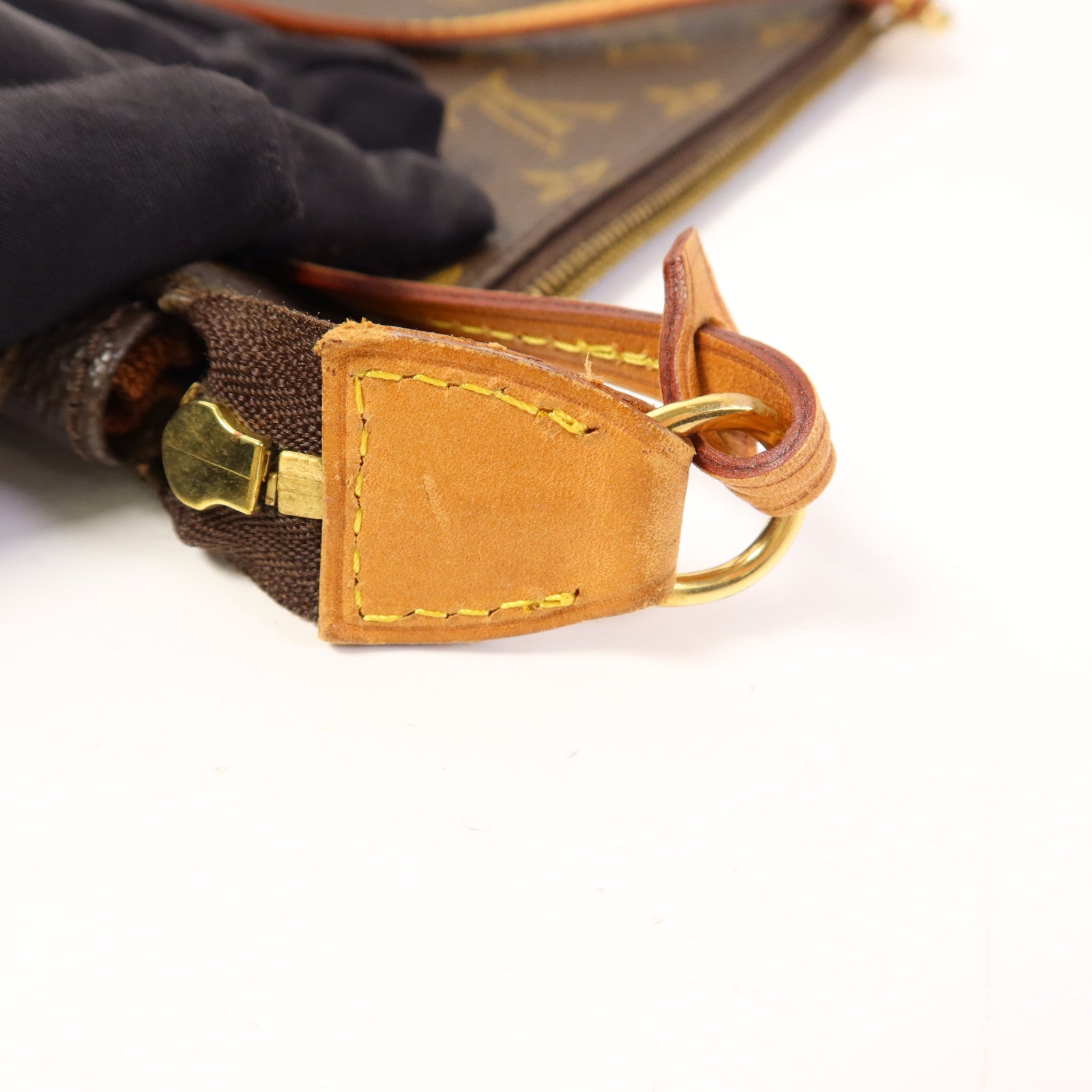 LOUIS VUITTON Monogram Pochette Accessoires金扣手挽袋棕色